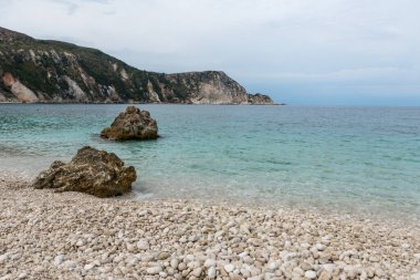 Kefalonia adasının sarp kıyıları