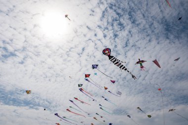 Mavi gökyüzü ve beyaz bulutlu uçurtmalar