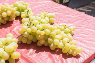 Catania pazarında beyaz üzümler