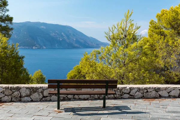 Yunanistan 'ın deniz kenarındaki bank