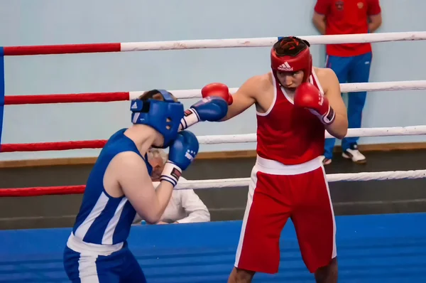 Orenburg, Russia - from April 29 to May 2, 2015 year: Boys boxers compete — Stock Photo, Image