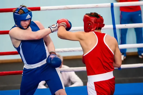 Orenburg, Rússia - de 29 de abril a 2 de maio de 2015 ano: Os meninos boxeadores competem — Fotografia de Stock