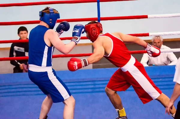 Orenburg, Russia - from April 29 to May 2, 2015 year: Boys boxers compete — Stock Photo, Image