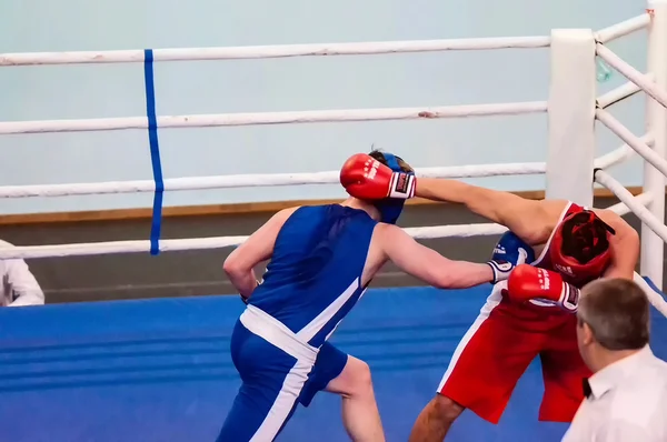 Orenburg, Russie - du 29 avril au 2 mai 2015 année : Les boxeurs garçons concourent — Photo