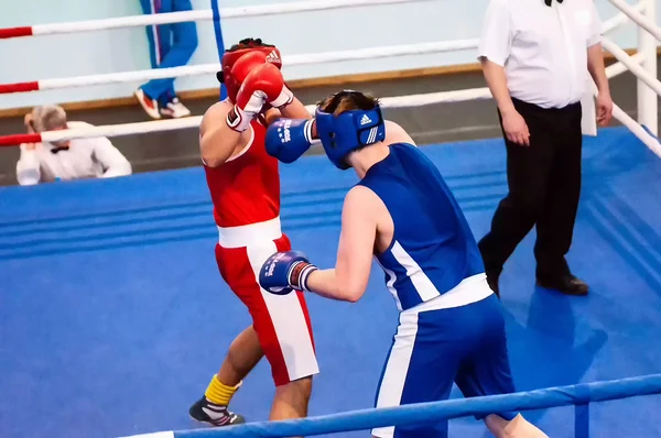 Orenburg, Russia - from April 29 to May 2, 2015 year: Boys boxers compete — Stock Photo, Image
