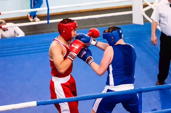 Orenburg, Russia - from April 29 to May 2, 2015 year: Boys boxers compete — Stock Photo, Image