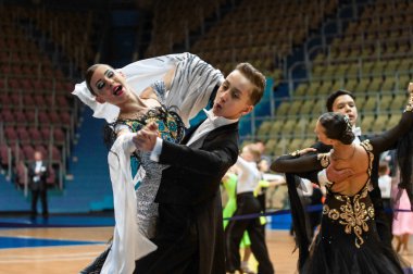 Orenburg, Rusya Federasyonu - 24 Mayıs 2015: kız ve erkek dans