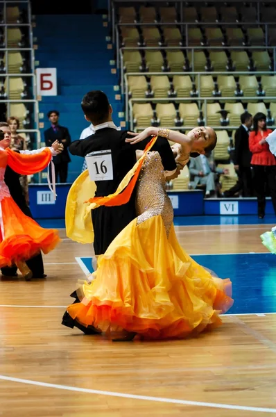 Orenburg, Rússia - 24 de maio de 2015: Menina e menino dançando — Fotografia de Stock