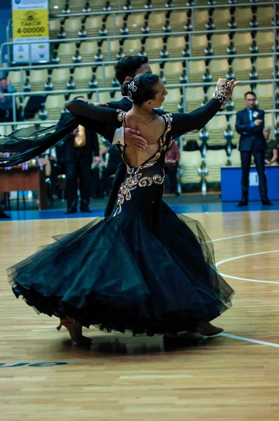 Orenburg, Rusia - 24 de mayo de 2015: Baile de niñas y niños — Foto de Stock