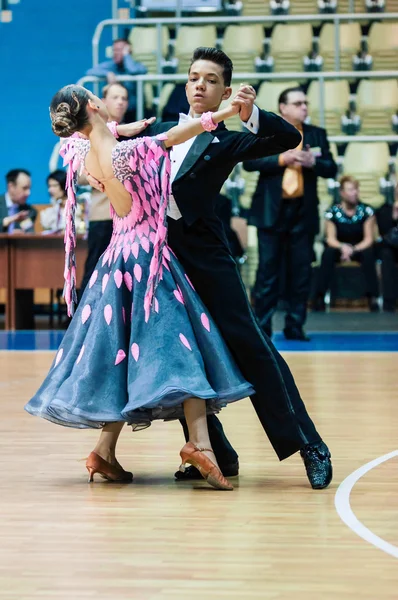 Orenburg, Rússia - 24 de maio de 2015: Menina e menino dançando — Fotografia de Stock