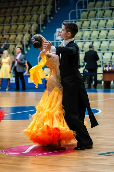 Orenburg, Rússia - 24 de maio de 2015: Menina e menino dançando — Fotografia de Stock