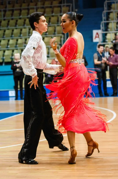 Orenburg, Rússia - 24 de maio de 2015: Menina e menino dançando — Fotografia de Stock