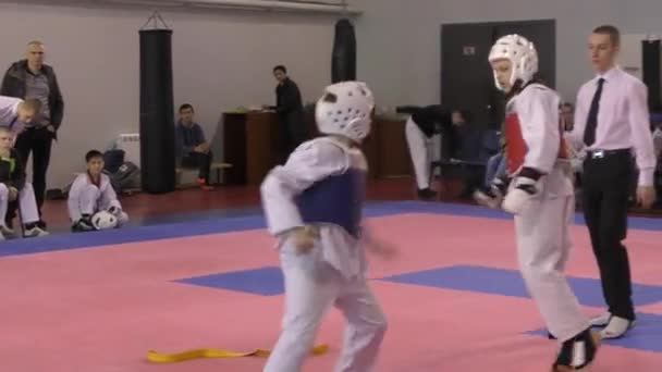 Orenburg, Rusland - 27 maart 2016: de jongens concurreren in taekwondo. — Stockvideo