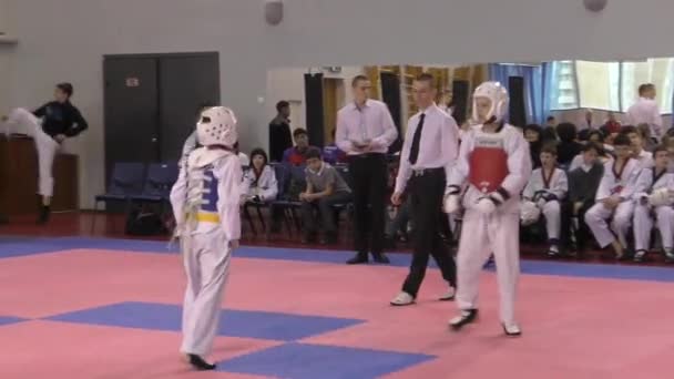 Orenburg, Rusia - 27 de marzo de 2016: Los chicos compiten en taekwondo . — Vídeos de Stock