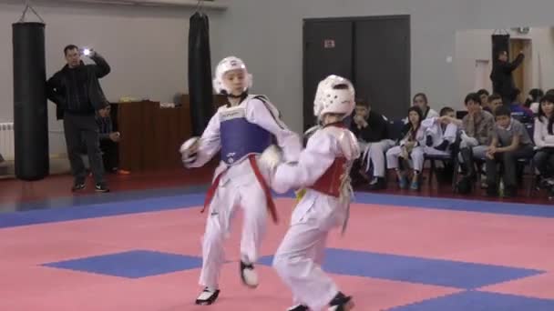 Orenburg, Rusland - 27 maart 2016: de jongens concurreren in taekwondo. — Stockvideo
