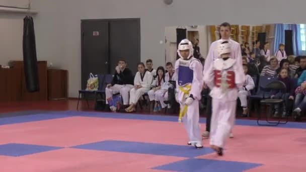 Orenburg, Ryssland - 27 mars 2016: pojkarna tävla i taekwondo. — Stockvideo