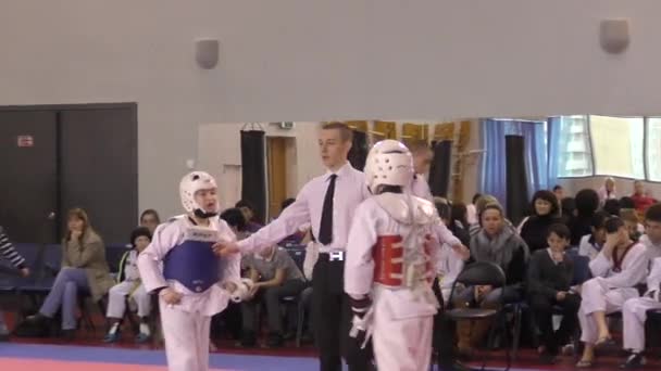 Orenburg, Rusia - 27 de marzo de 2016: Los chicos compiten en taekwondo . — Vídeo de stock