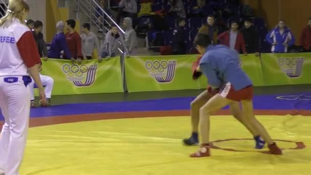 Orenburg, Rusland - 13 maart 2016: jongens wedstrijden Sambo. — Stockvideo