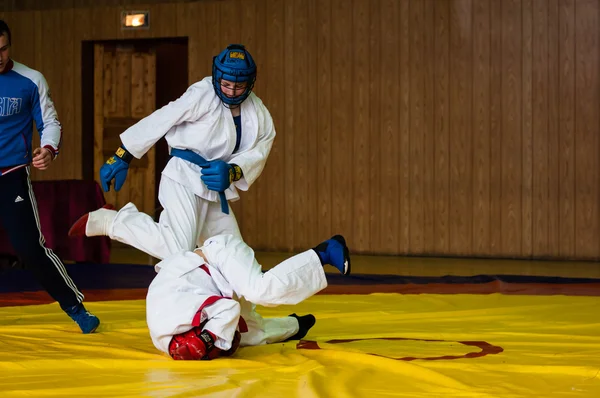 Orenburg, russland - 14. mai 2016: die jungs messen sich im hand-to-hand fight. — Stockfoto