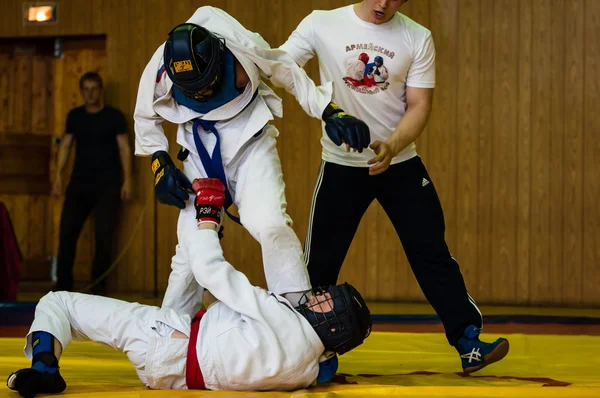 Orenburg, Rusko - 14 května 2016: chlapci soutěží v melee boj. — Stock fotografie