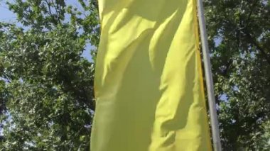 Renkli bayrakları rüzgarda sallanan