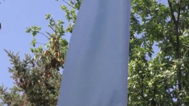 Renkli bayrakları rüzgarda sallanan