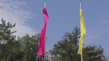 Renkli bayrakları rüzgarda sallanan