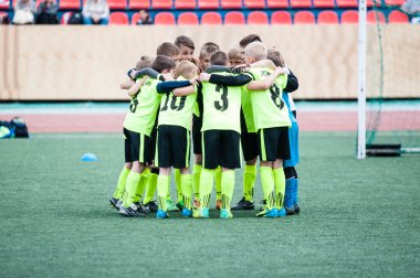 Orenburg, Rusya Federasyonu - 1 Haziran 2016: çocuklar futbol oynamak.