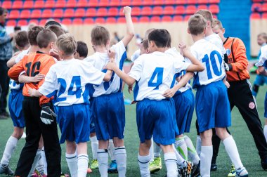 Orenburg, Rusya Federasyonu - 1 Haziran 2016: çocuklar futbol oynamak.