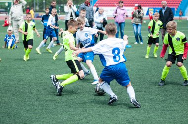 Orenburg, Rusya Federasyonu - 1 Haziran 2016: çocuklar futbol oynamak.