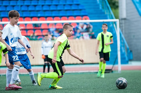Orenburg, Oroszország - 2016. június 1.: A fiúk focizni. — Stock Fotó
