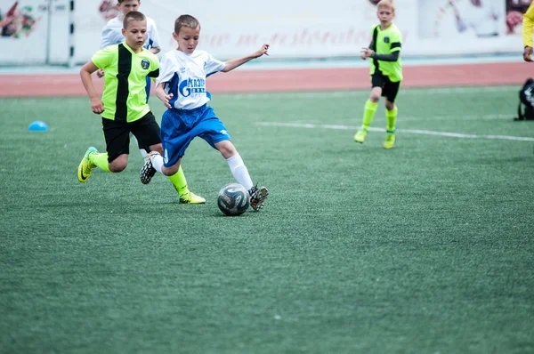 Orenburg, Rússia - 1 de junho de 2016: Os meninos jogam futebol . — Fotografia de Stock