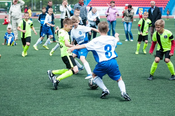 Orenburg, Rosja - 1 czerwca 2016 r.: chłopcy grać w piłkę nożną. — Zdjęcie stockowe