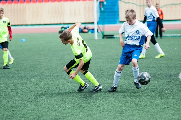 Orenburg, Rusko - 1 červen 2016: chlapci hrají fotbal. — Stock fotografie
