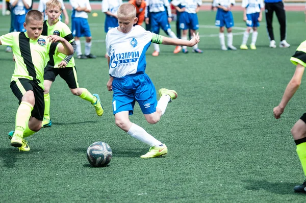 Orenburg, Russia - 1 giugno 2016: I ragazzi giocano a calcio . — Foto Stock