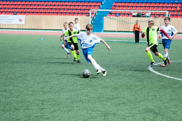 Orenburg, Rússia - 1 de junho de 2016: Os meninos jogam futebol . — Fotografia de Stock