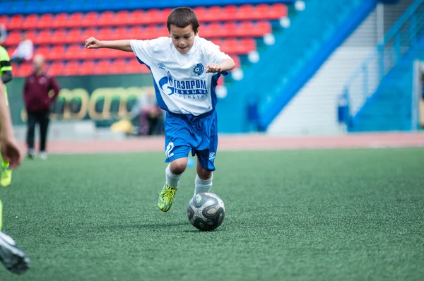 Orenburg, Rusia - 1 Juni 2016: Anak-anak bermain sepak bola . — Stok Foto