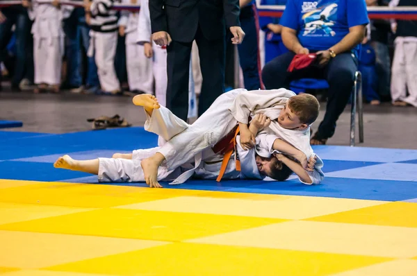 Orenburg, Rusia - 16 de abril de 2016: Los niños compiten en Judo —  Fotos de Stock