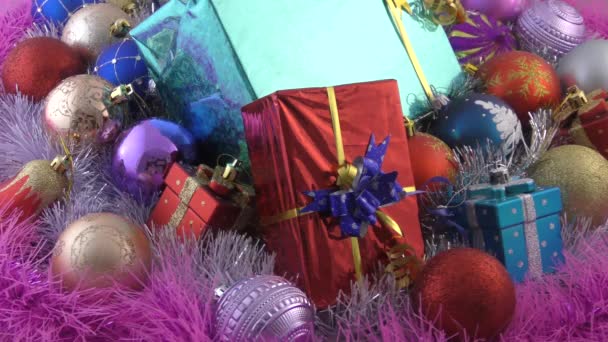 Рождественские украшения и подарки — стоковое видео