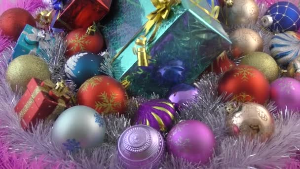 Weihnachtsdekoration und Weihnachtsgeschenke — Stockvideo