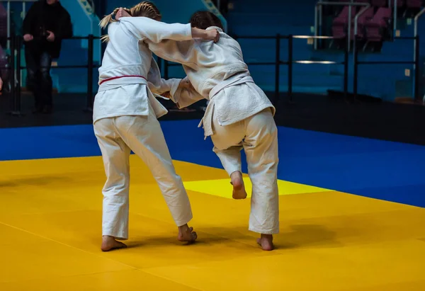 Mädchen messen sich im Judo — Stockfoto