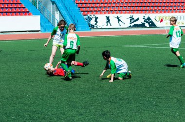 Orenburg, Rusya Federasyonu - 31 Mayıs 2015: kızlar ve erkekler futbol oynamak