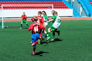 Orenburg, Rusya Federasyonu - 31 Mayıs 2015: kızlar ve erkekler futbol oynamak
