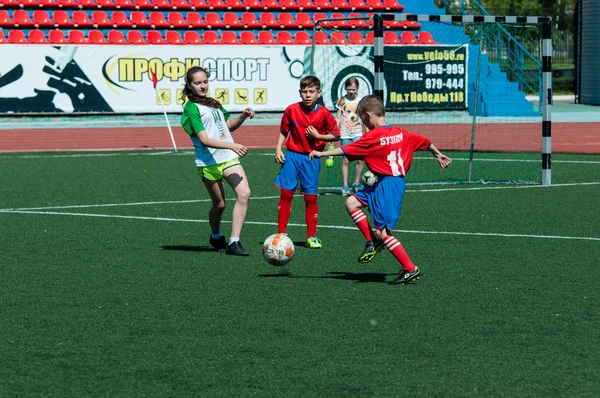 Orenburg, Russia - 31 May 2015: Boys and girls play soccer — Stock Photo, Image