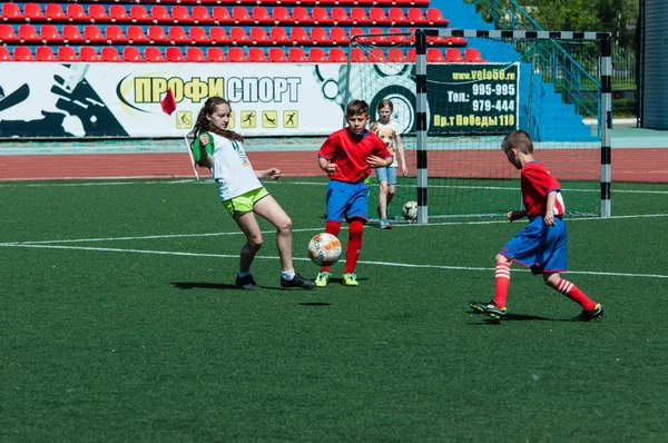 Orenburg, Rusia - 31 de mayo de 2015: Niños y niñas juegan al fútbol —  Fotos de Stock
