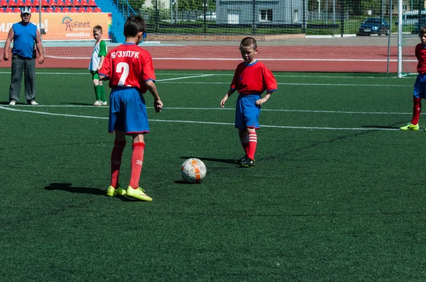 Оренбург, Росія - 31 травня 2015: хлопчиків і дівчаток, грати у футбол — стокове фото