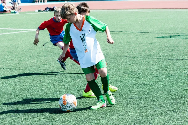 Orenburg, Rusia - 31 de mayo de 2015: Niños y niñas juegan al fútbol —  Fotos de Stock