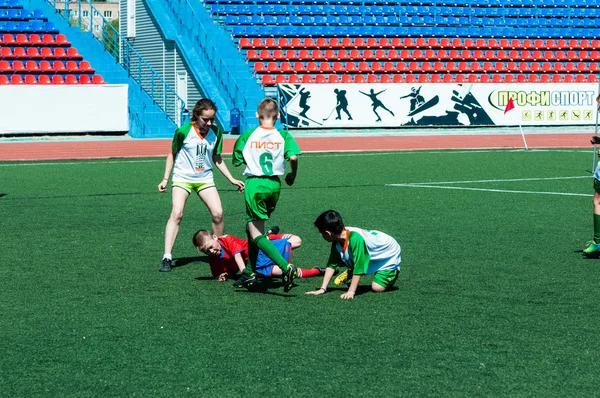 Orenburg, russland - 31. Mai 2015: Jungen und Mädchen spielen Fußball — Stockfoto