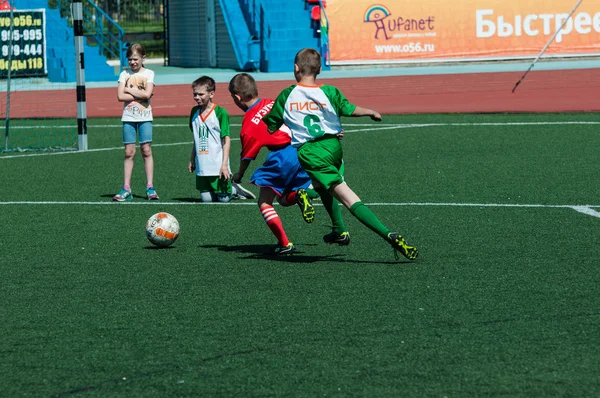 Orenburg, Russia - 31 May 2015: Boys and girls play soccer — Stock Photo, Image