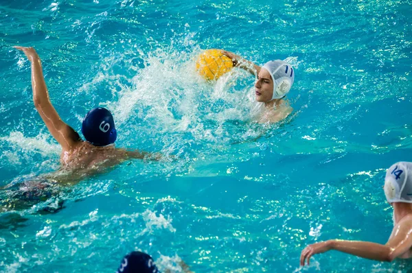 Orenburg, Rusland - 6 mei 2015: de jongens spelen in Waterpolo. — Stockfoto